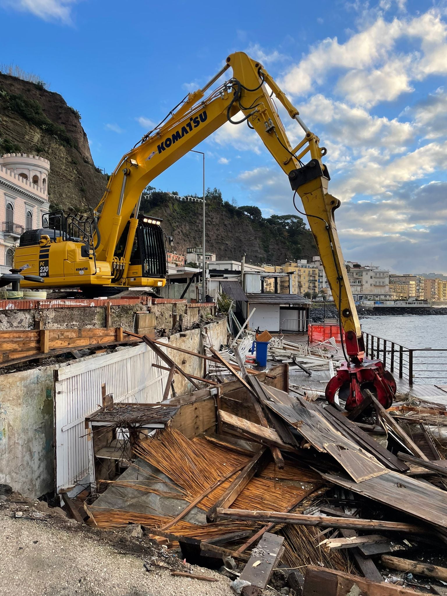Pozzuoli, demolito ‘Lido del Pino’. Il sindaco Figliolia:”era un’opera abusiva”