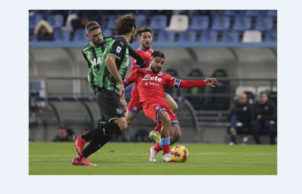 Il Sassuolo rimonta e impone il pari al Napoli: finisce 2-2