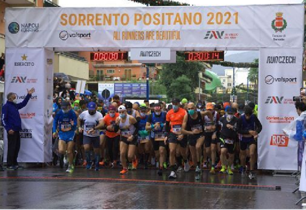 La pioggia non ferma 1600 atleti per la maratona Sorrento-Positano