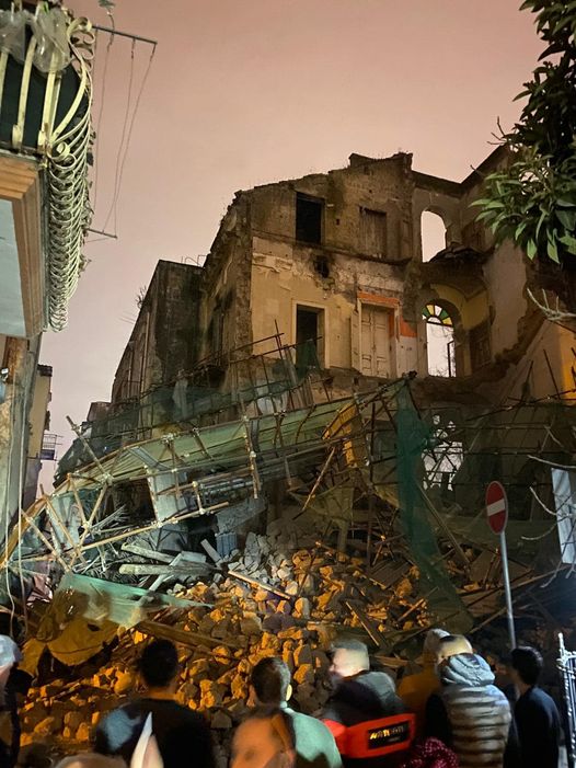 Afragola, un altro edificio crolla nel centro storico: si cercano dispersi