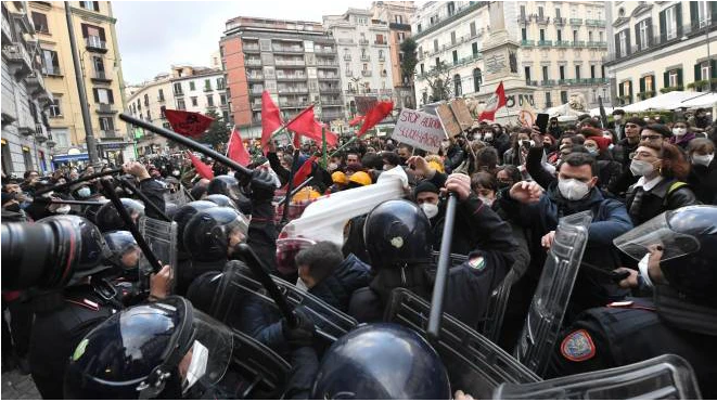 Proteste represse e botte in testa agli studenti: è lo Stato di emergenza, bellezza.