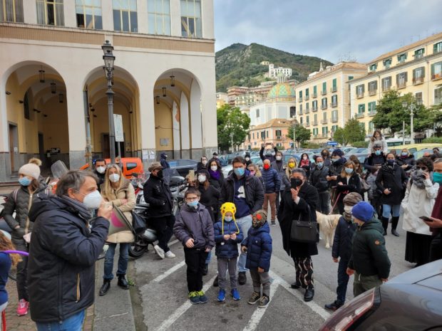 Salerno, in piazza genitori, docenti e alunni contro De Luca: la Dad non è scuola