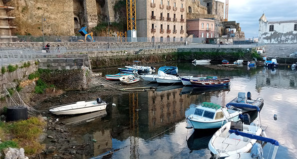 Terremoto e bradisismo, sindaco di Pozzuoli: “Il porto si sta sollevando mediamente di 12 centimetri all’anno”