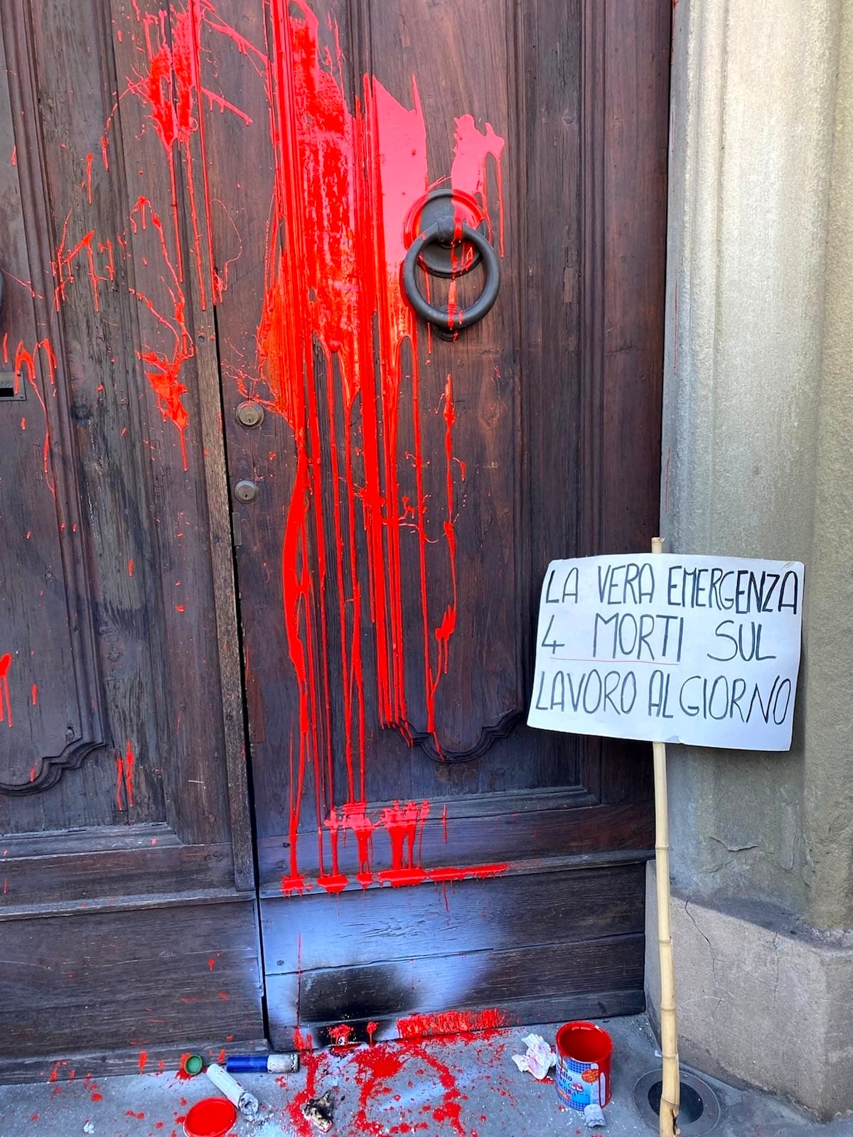 Firenze, la morte dello studente stagista: precari e disoccupati attaccano la sede di Confindustria