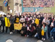 Campania, De Luca chiude le scuole primarie. Le associazioni: “Lo denunciamo”