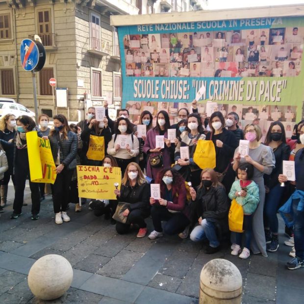 Campania, De Luca chiude le scuole primarie. Le associazioni: “Lo denunciamo”