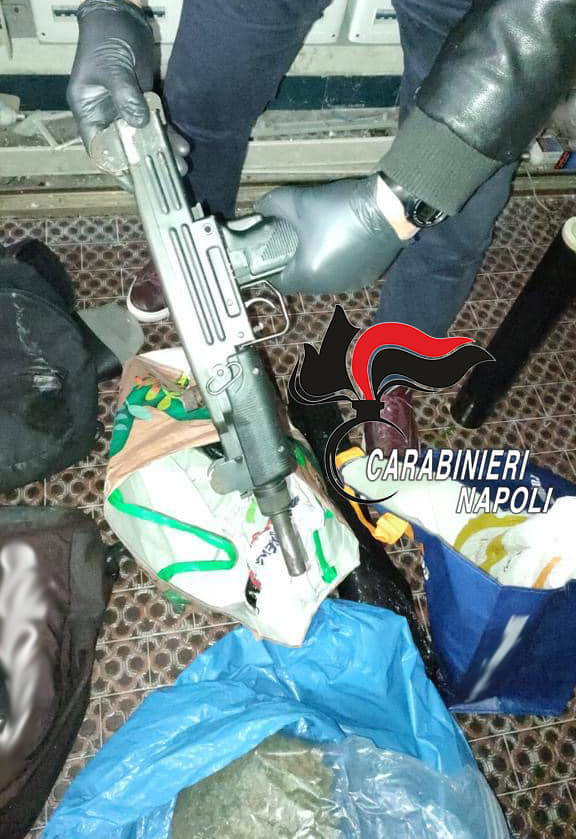 Napoli, Bagnoli: armi e droga trovate vicino scuola elementare