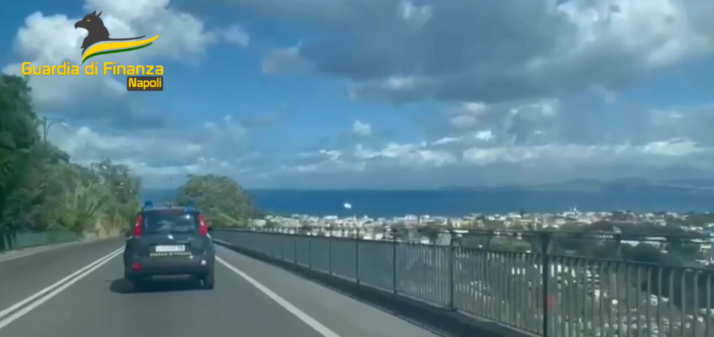 Napoli, Guardia di Finanza sequestra centinaia di tamponi rapidi e mascherine ffp2 non a norma