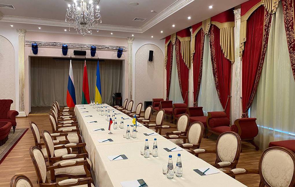 BELARUS - FEBRUARY 28, 2022: The venue of the forthcoming Russian-Ukrainian talks. On 27 February, an agreement was reached with the Ukrainian side about talks in the Gomel Region of Belarus in connection with the Russian military operation in Ukraine. Early on 24 February, Russia's President Putin announced his decision to launch a special military operation after considering requests from the leaders of the Donetsk People's Republic and Lugansk People's Republic. Ministry of Foreign Affairs of Belarus/TASS
Áåëîðóññèÿ. Ïåðåä íà÷àëîì ðîññèéñêî-óêðàèíñêèõ ïåðåãîâîðîâ. 27 ôåâðàëÿ ñ óêðàèíñêîé ñòîðîíîé áûëà äîñòèãíóòà äîãîâîðåííîñòü î ïðîâåäåíèè ïåðåãîâîðîâ â Ãîìåëüñêîé îáëàñòè Áåëîðóññèè íà ôîíå ïðîâåäåíèÿ îáúÿâëåííîé 24 ôåâðàëÿ ïðåçèäåíòîì ÐÔ Âëàäèìèðîì Ïóòèíûì ñïåöèàëüíîé âîåííîé îïåðàöèè íà Óêðàèíå â îòâåò íà îáðàùåíèå ðóêîâîäèòåëåé ðåñïóáëèê Äîíáàññà (ÄÍÐ è ËÍÐ) î ïîìîùè. ÌÈÄ Áåëîðóññèè/ÒÀÑÑ