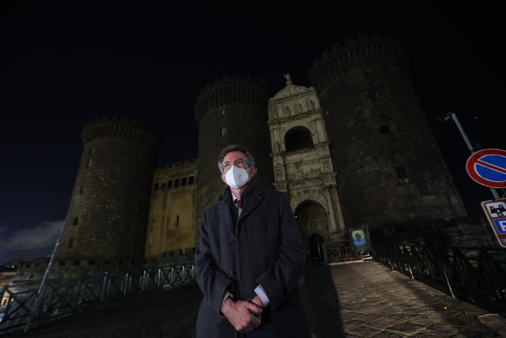 Napoli, Manfredi spegne le luci del Maschio Angioino contro il caro bollette