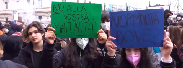 Studenti in piazza contro il governo: “Immaturi siete voi, No alternanza scuola lavoro”