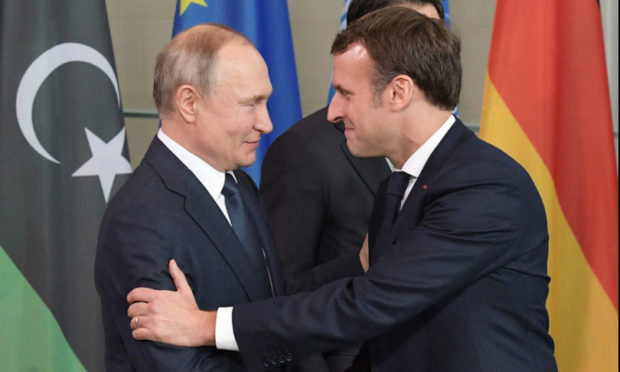 Macron: “Rimarrò in contatto con Putin fino a quando è necessario per trovare una soluzione”