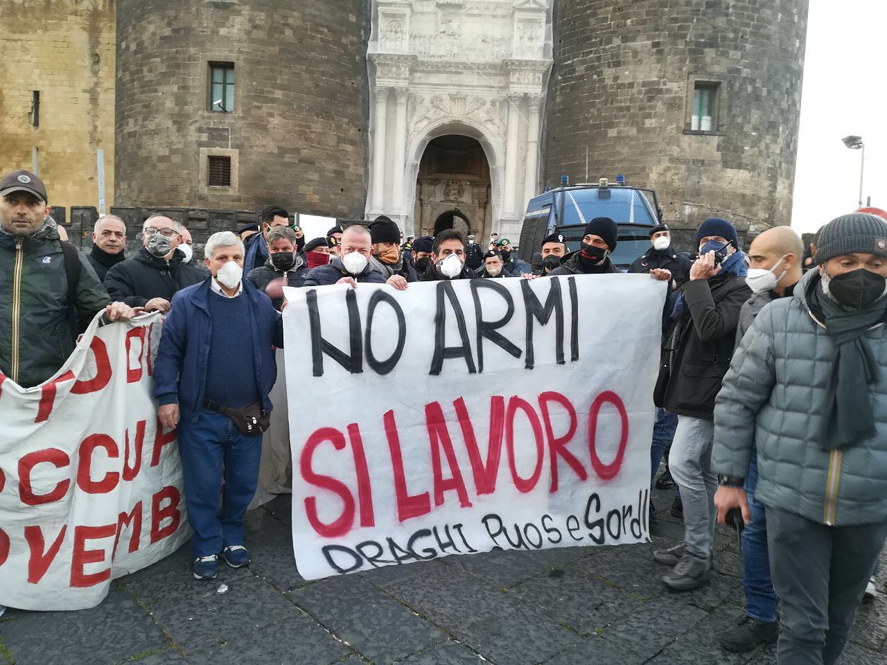 Napoli, disoccupati ‘accolgono’ Draghi: “No armi, Si lavoro. Non pagheremo la vostra crisi”