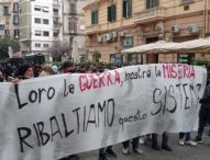 Napoli, disoccupati in corteo: “Loro la guerra, nostra la miseria”