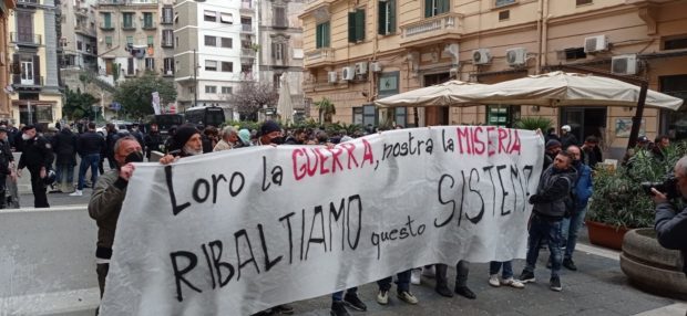 Napoli, disoccupati in corteo: “Loro la guerra, nostra la miseria”