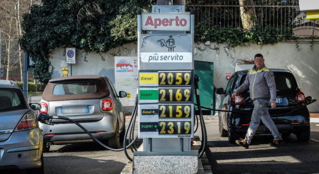 Rincaro prezzi carburanti, Codacons presenta denunce contro speculatori