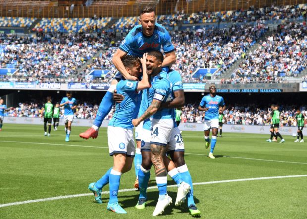 Calcio, Napoli: Non basta la goleada. De Laurentiis contestato dai tifosi