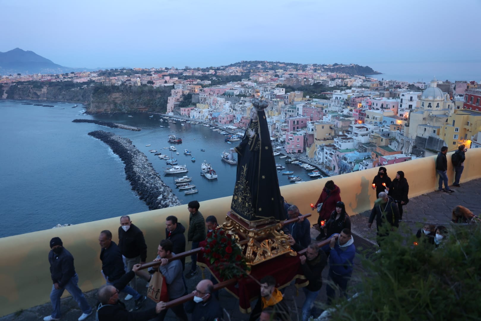 Procida, in 2 mila alla processione dei Misteri