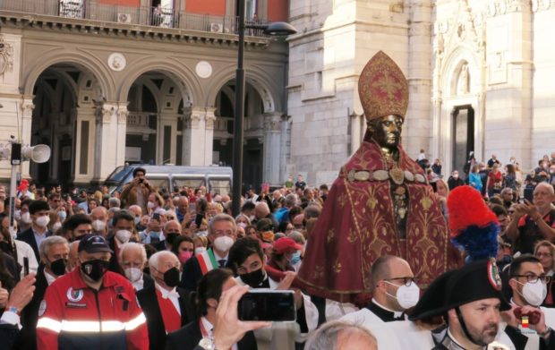 Napoli, San Gennaro rinnova il Prodigio e ritorna la tradizionale processione nel centro storico