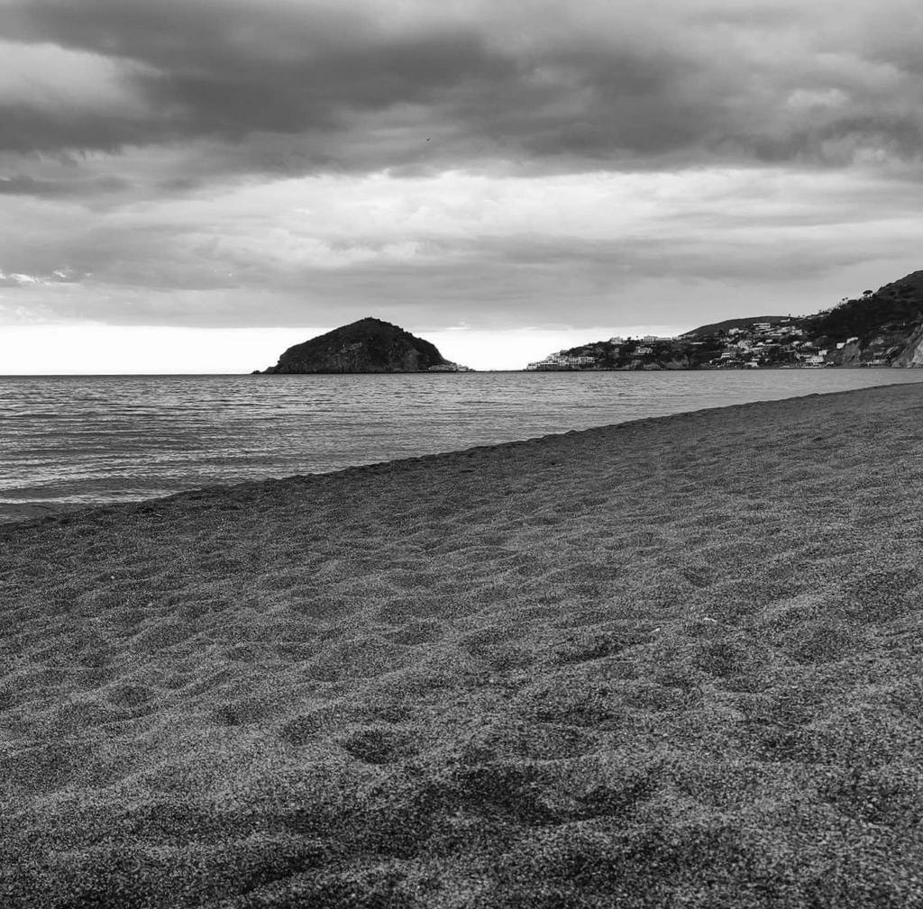 Napoli, Ischia: scoperta una nuova fumarola vulcanica sulla spiaggia dei Maronti