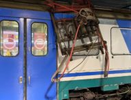 Napoli, trivella buca la galleria della stazione e cade sul treno regionale: cinque feriti