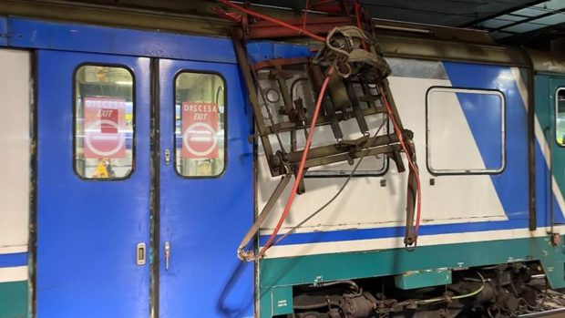 Napoli, trivella buca la galleria della stazione e cade sul treno regionale: cinque feriti