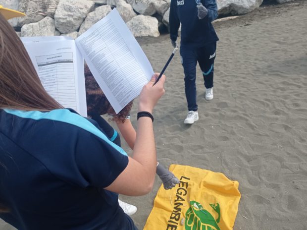 Campania, Legambiente: 827 rifiuti ogni 100 metri di spiaggia”