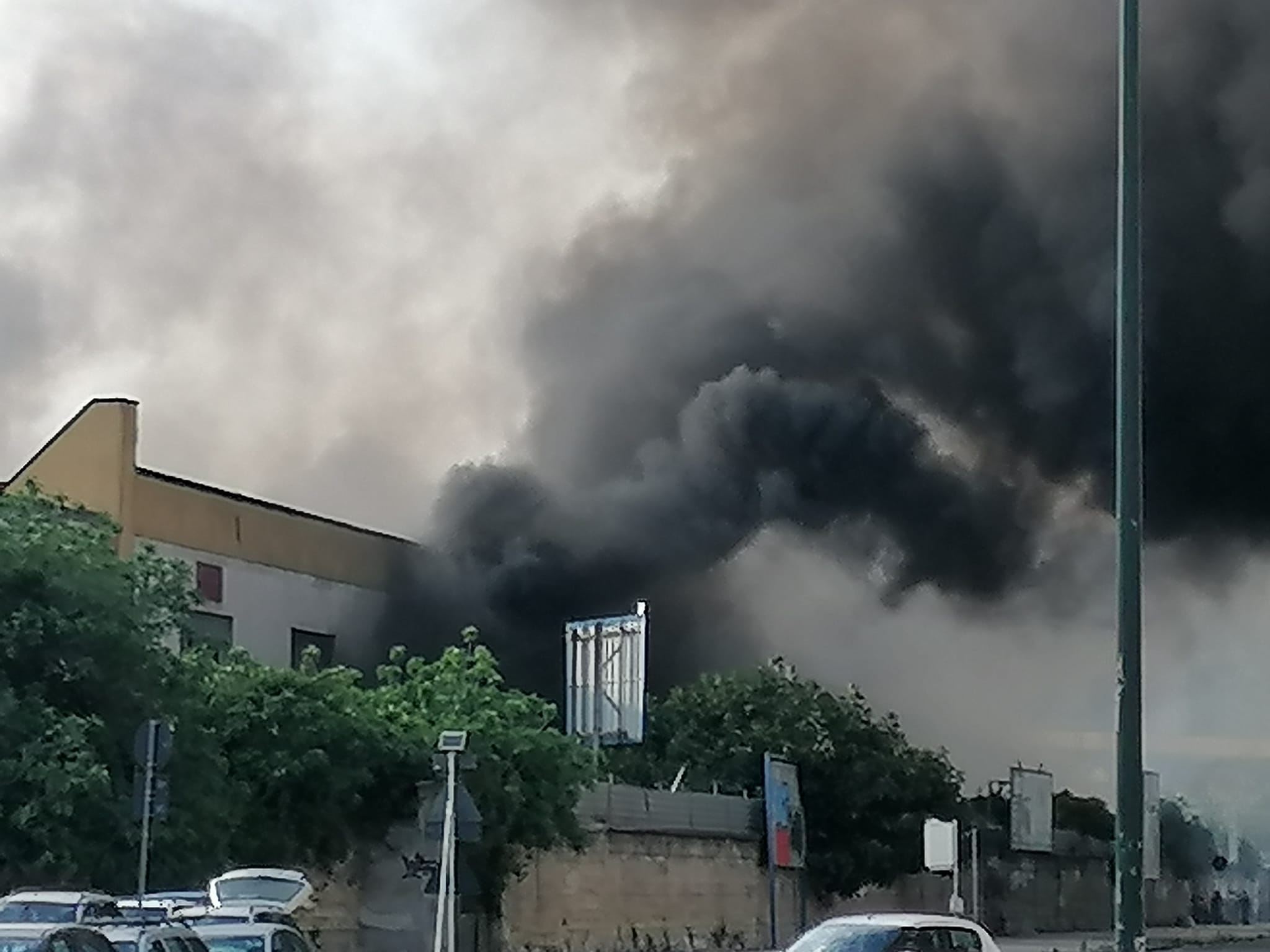 Napoli, Zona Orientale: a fuoco campo Rom