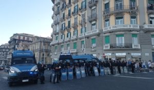 Napoli, la furia dei disoccupati: blocchi stradali e cortei per il lavoro contro la guerra