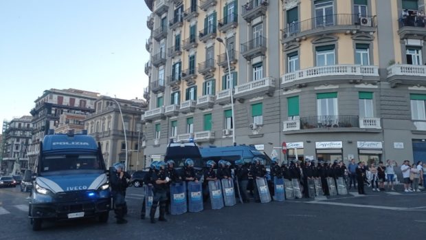 Napoli, la furia dei disoccupati: blocchi stradali e cortei per il lavoro contro la guerra