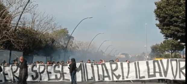 Napoli, disoccupati manifestano davanti al Consolato USA:”zero spese militari, il lavoro ai proletari”