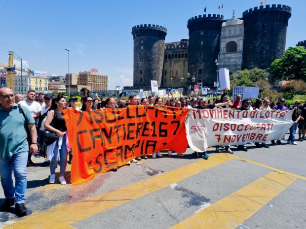 Napoli, 500 disoccupati in corteo: “No alle spese militari, subito il lavoro ai proletari”