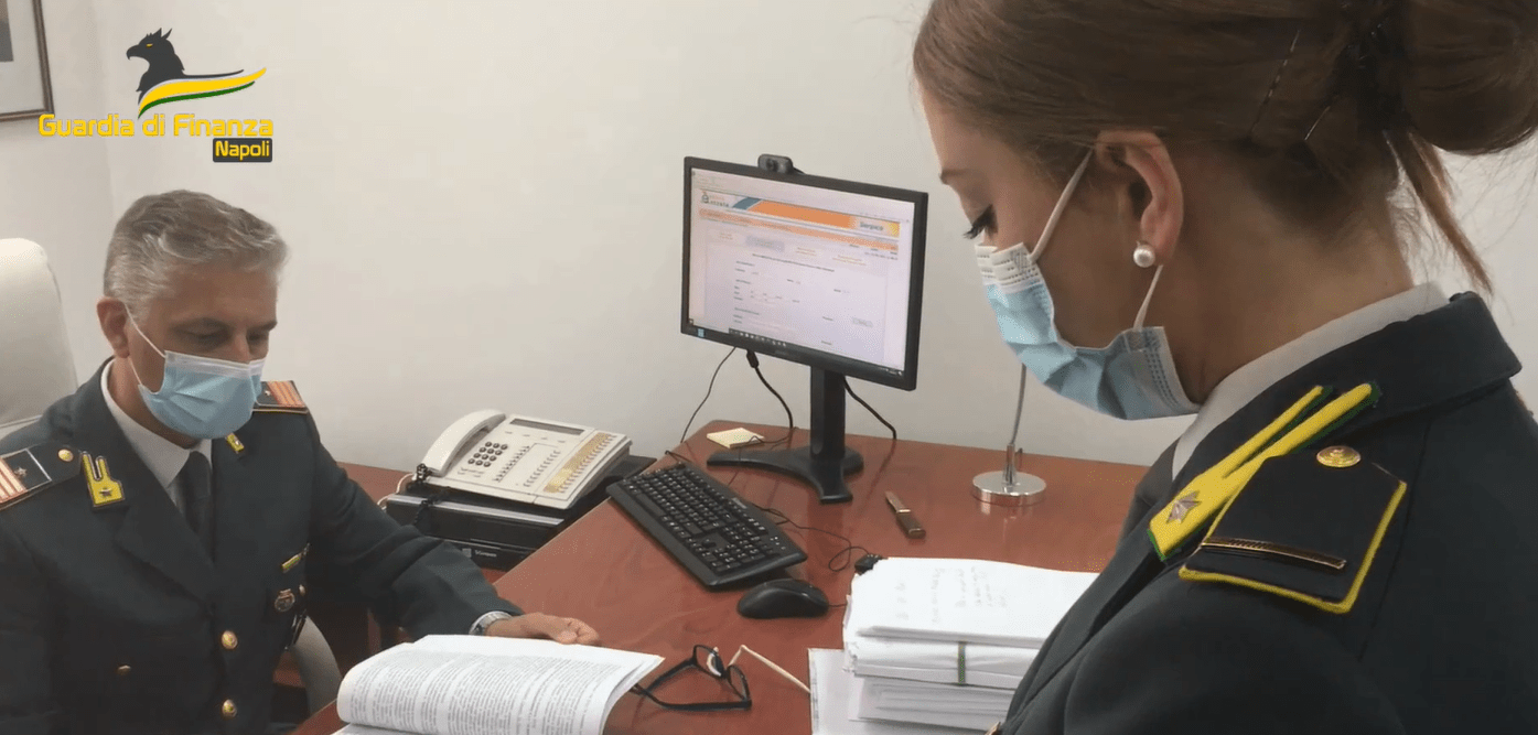 Napoli, usavano i social per adescare 18enni e “monetizzare” il Bonus Cultura:  truffa da 1,5 milioni