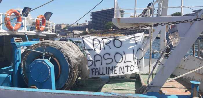Da Portici a Ischia si fermano i pescherecci. Le sanzioni alla Russia danneggiano i pescatori. Il gasolio aumentato del 400%.