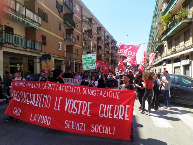Napoli, 1 maggio di lotta al Rione Traiano: “Carovita e sfruttamento. Non pagheremo le vostre guerre”