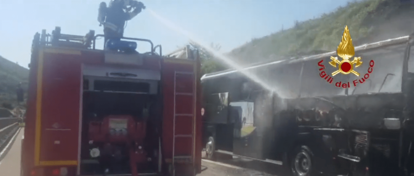 Avellino, pullman in fiamme sull’A16: a bordo in 26. Tutti illesi