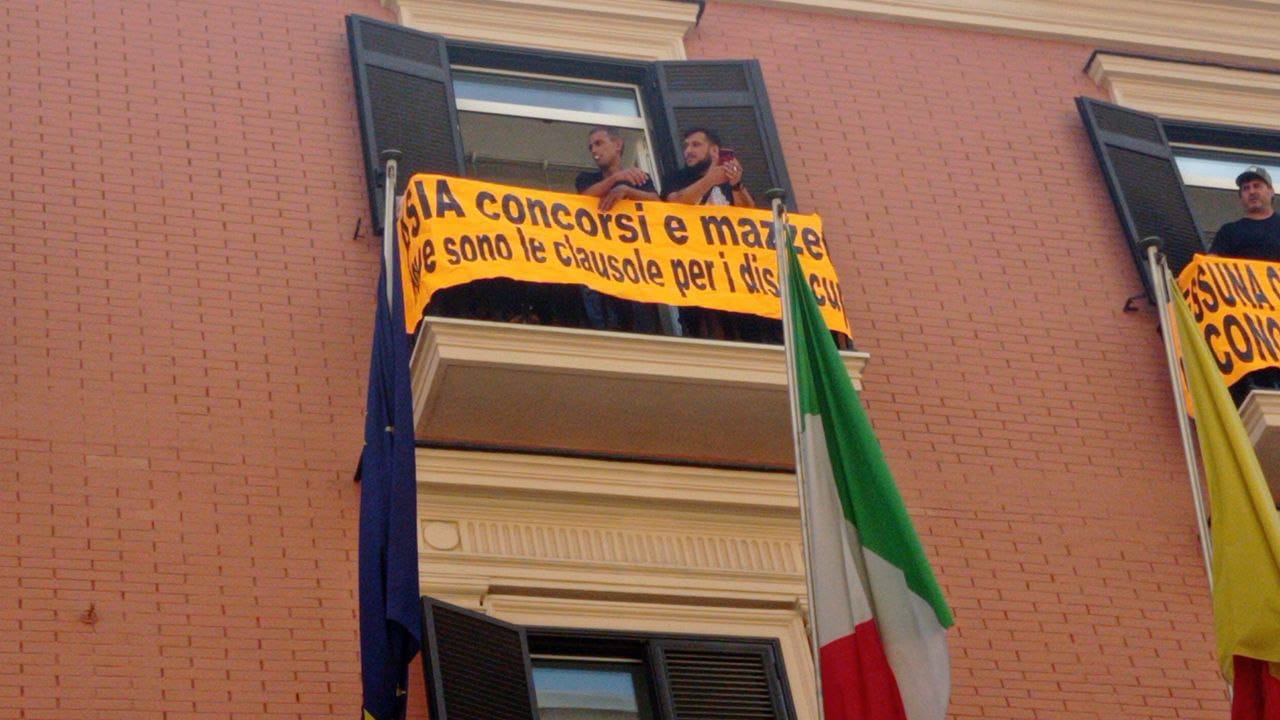 Napoli, la furia dei disoccupati: “il concorso Asia è una truffa”. Occupato il consiglio comunale