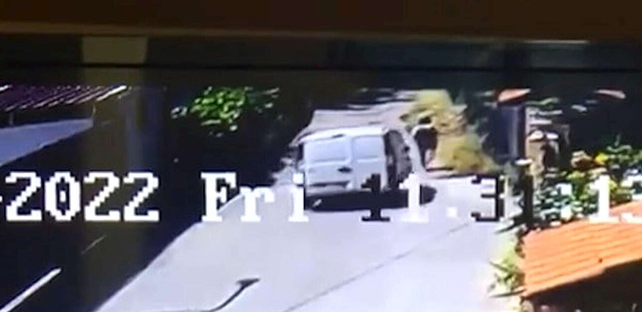 Napoli, furgone impazzito travolge tre persone: un morto, fermato il conducente
