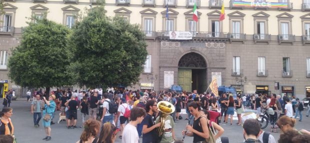 Napoli, cittadini in piazza contro lo sgombero dello ‘Sgarrupato’