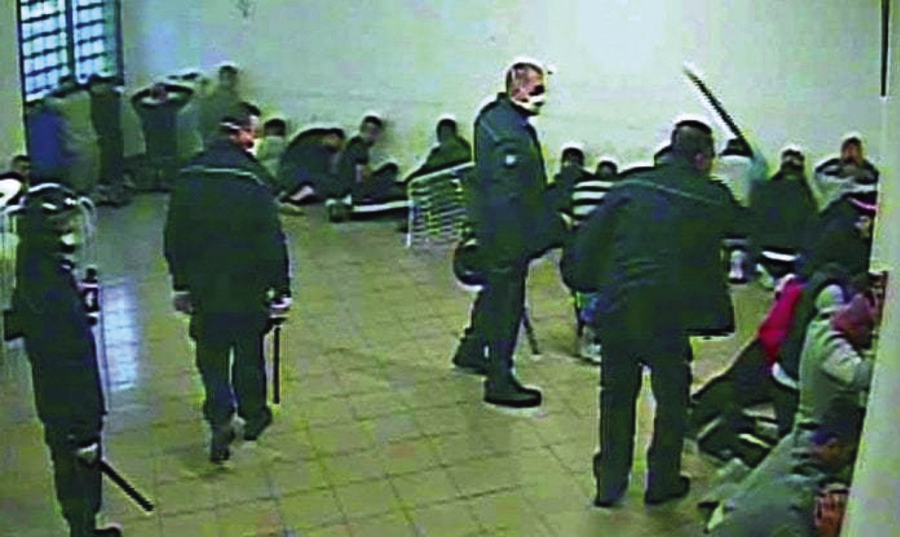 Torture ai detenuti nel carcere di Santa Maria Capua Vetere, a processo 105 secondini