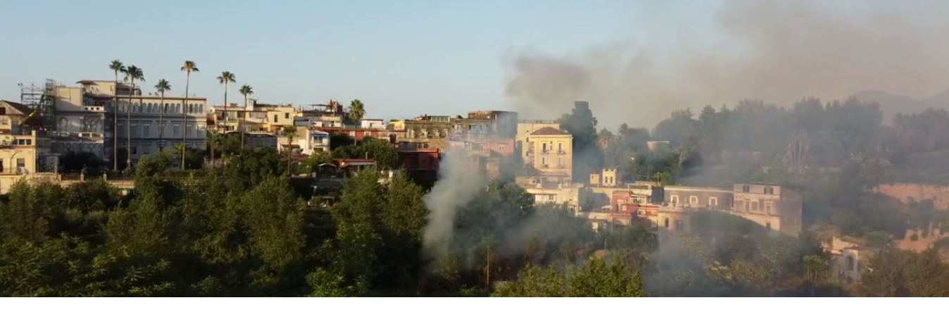 Napoli, incendio a Capodimonte: paura tra i residenti