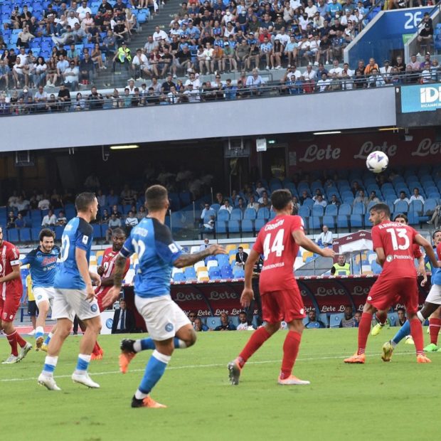 Calcio, Napoli show travolge il Monza