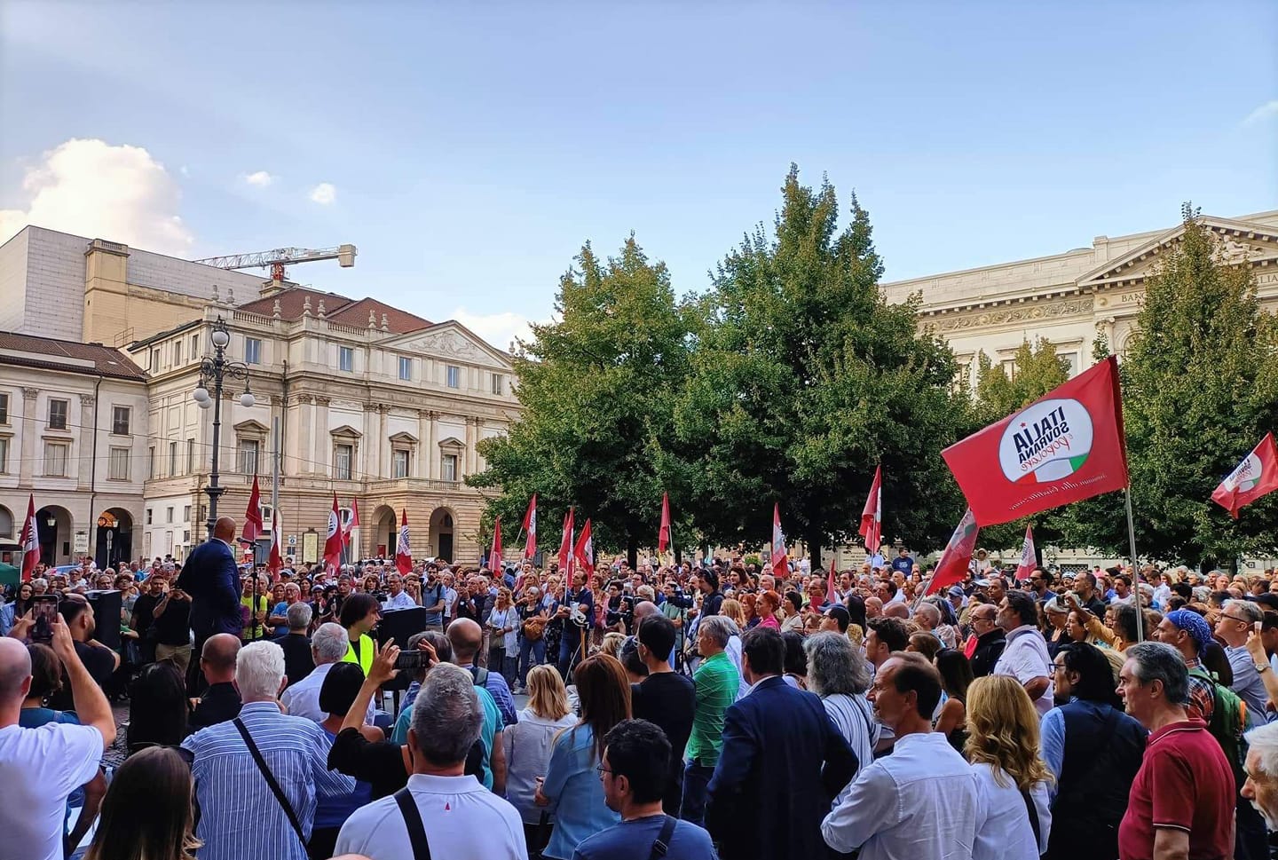 Bagno di folla a Milano per comizio di Italia Sovrana e Popolare