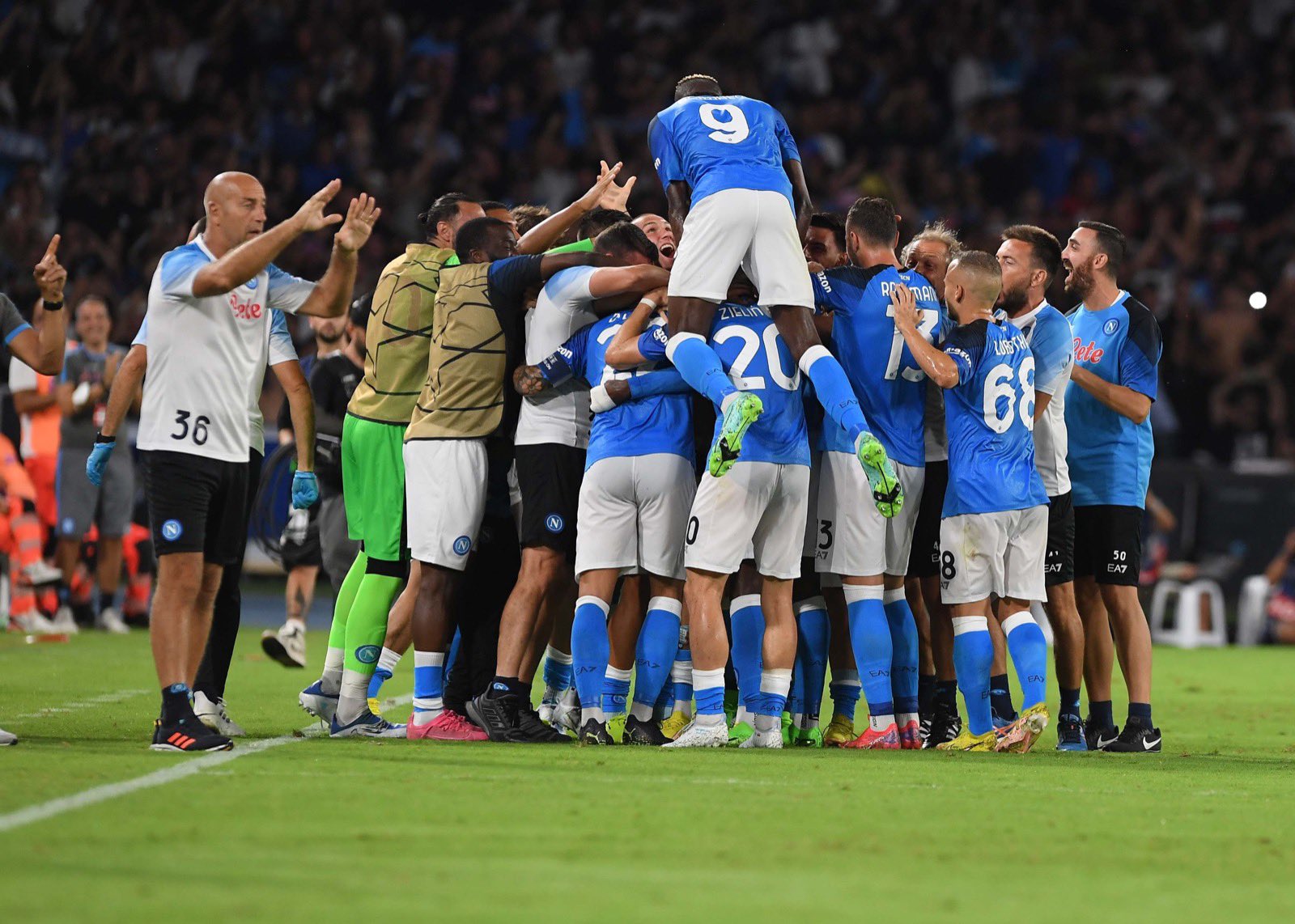 Magico Napoli al Maradona, travolge il Liverpool per 4-1