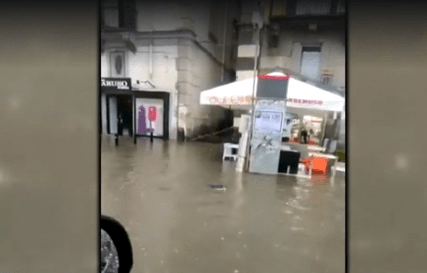 Allagamenti a Napoli, prorogata allerta meteo arancione
