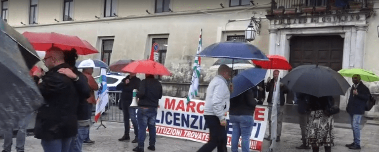Caserta, operai Jabil protestano davanti alla prefettura