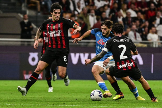 Serie A, il Napoli batte il Milan 2 a 1 e vola in vetta con l’Atalanta