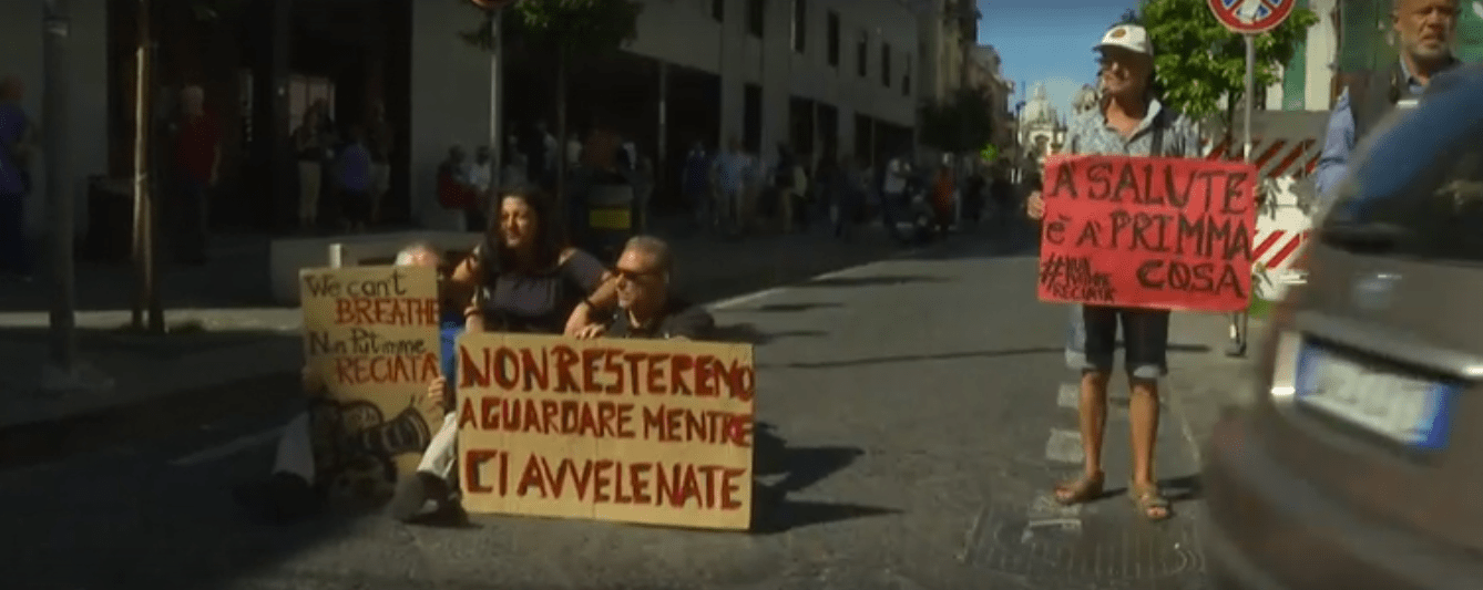 Giugliano in rivolta contro l’impianto per smaltire ecoballe:”Non resteremo a guardare mentre ci avvelenate”