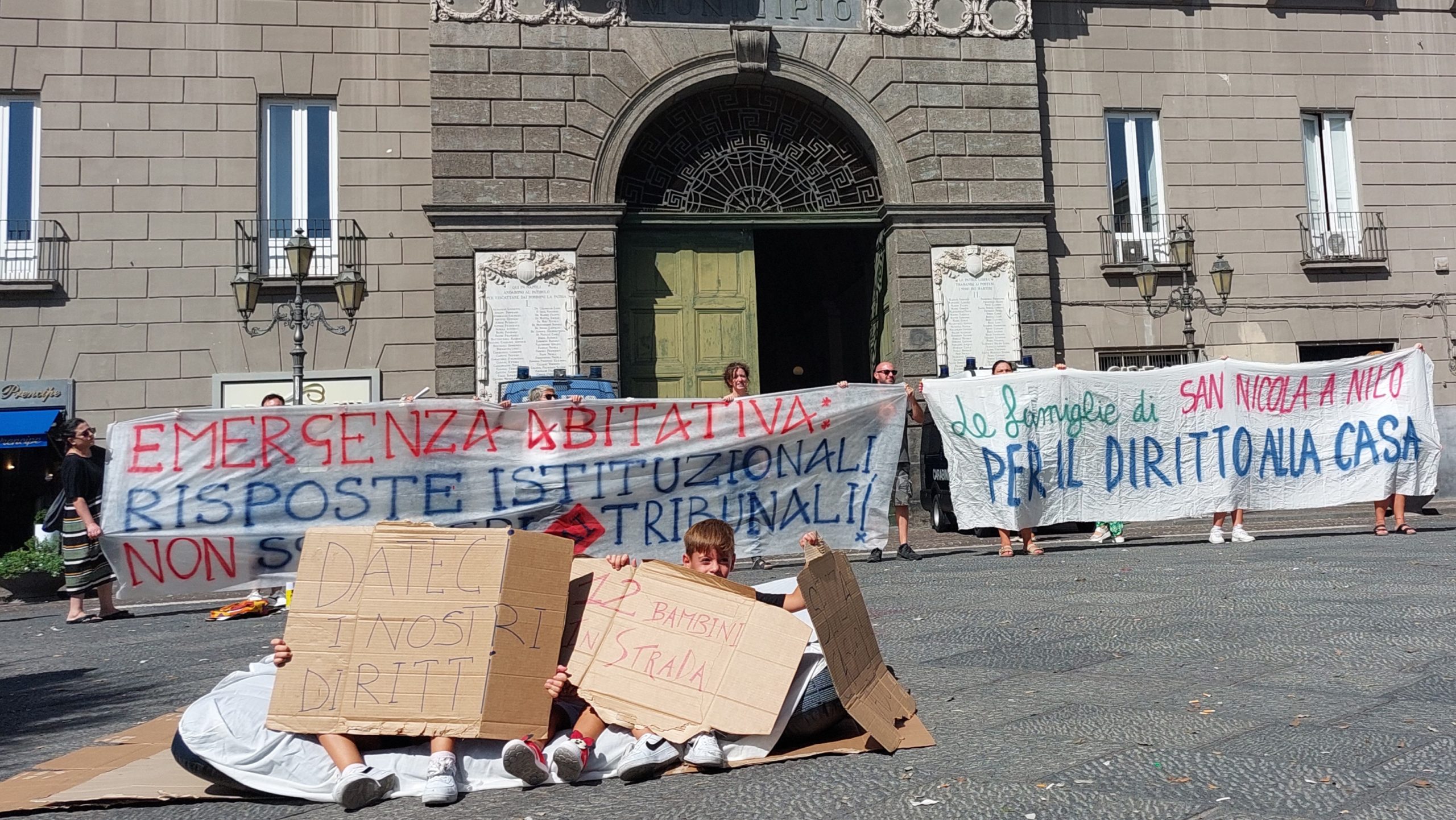 Napoli, appello al sindaco: “intervenga subito o sei famiglie finiranno in strada”