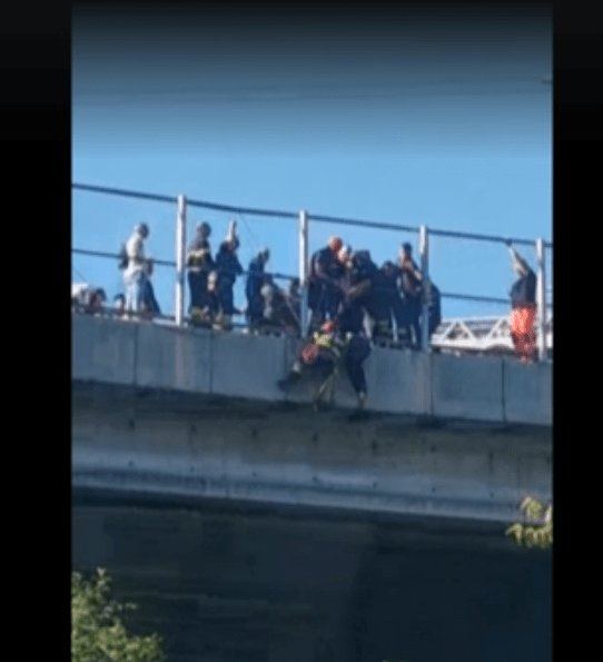 Napoli, da ieri minacciava il suicidio dal viadotto di Soccavo: salvato dai vigili del fuoco